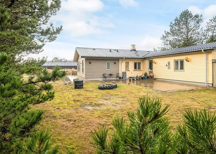 8 Person In Blavand-by Traum